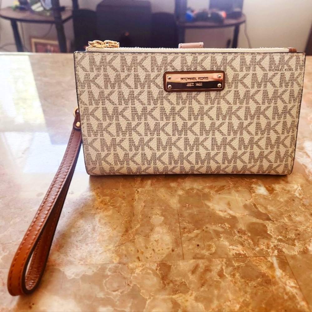 MICHAEL MICHAEL KORSAdele Logo Smartphone Wallet- vanilla/brown color